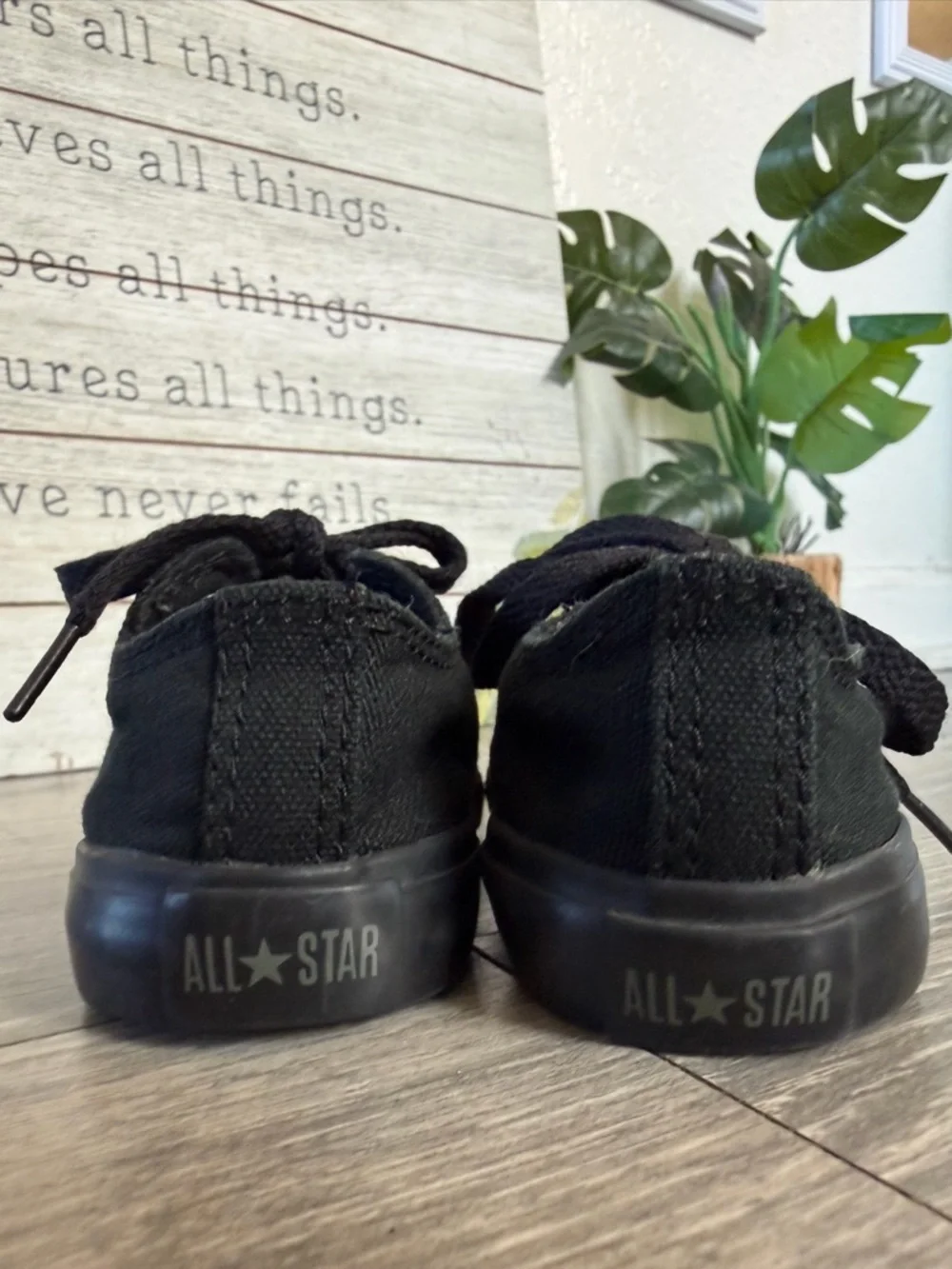 Converse‎ Kids Black Canvas Chucks Low Top Lace Up Sneakers in Black. 5C